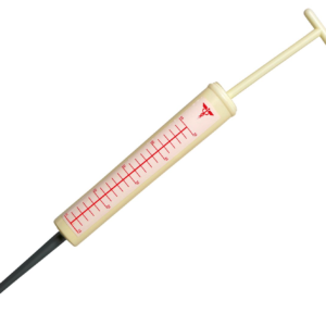 Grande seringue factice de déguisement en plastique crème avec graduations et logo médical rouges, piston à poignée en T et embout noir.