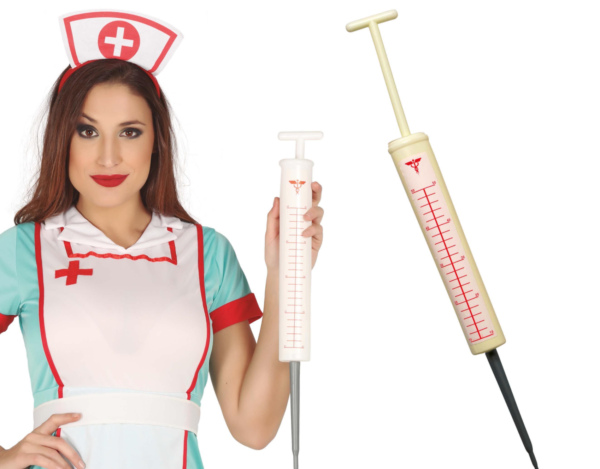 Grande seringue factice de déguisement en plastique crème avec graduations et logo médical rouges, piston à poignée en T et embout noir.