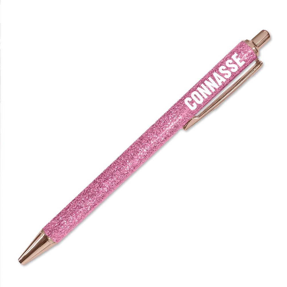 Stylo bille fantaisie de couleur rose, entièrement recouvert de paillettes, avec l'inscription humoristique "CONNASSE" en blanc.