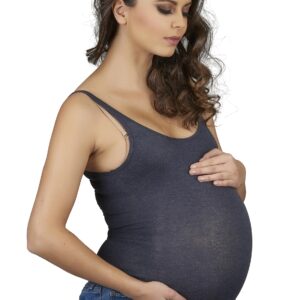 Accessoire de déguisement représentant un ventre gonflable de couleur chair avec un lien de fixation rose.