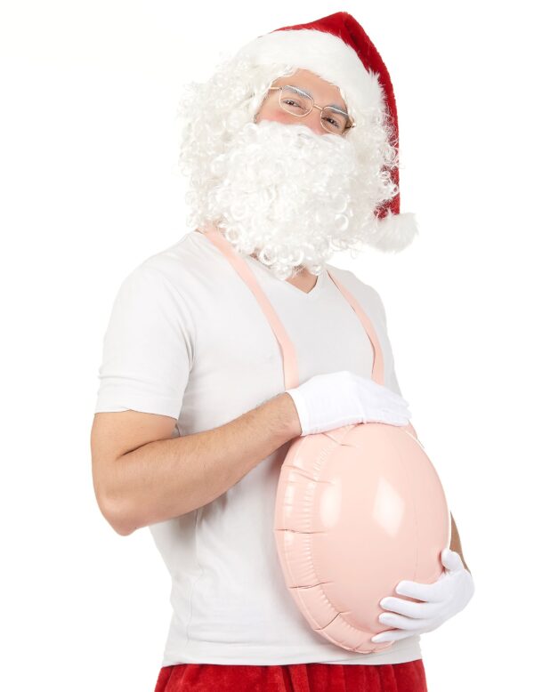 Accessoire de déguisement représentant un ventre gonflable de couleur chair avec un lien de fixation rose.