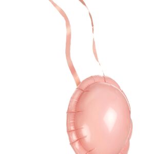 Accessoire de déguisement représentant un ventre gonflable de couleur chair avec un lien de fixation rose.