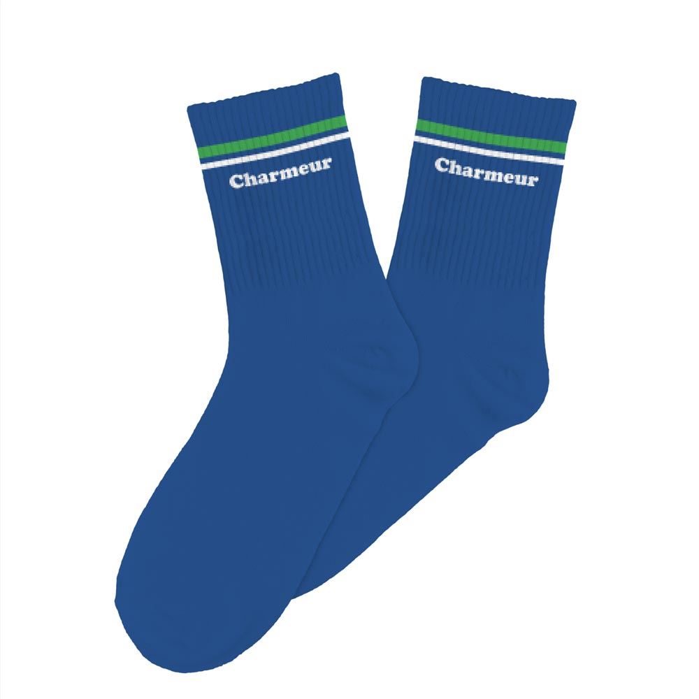 Paire de chaussettes hautes bleues pour homme avec l'inscription "Charmeur" en blanc et des rayures vertes et blanches sur le haut,