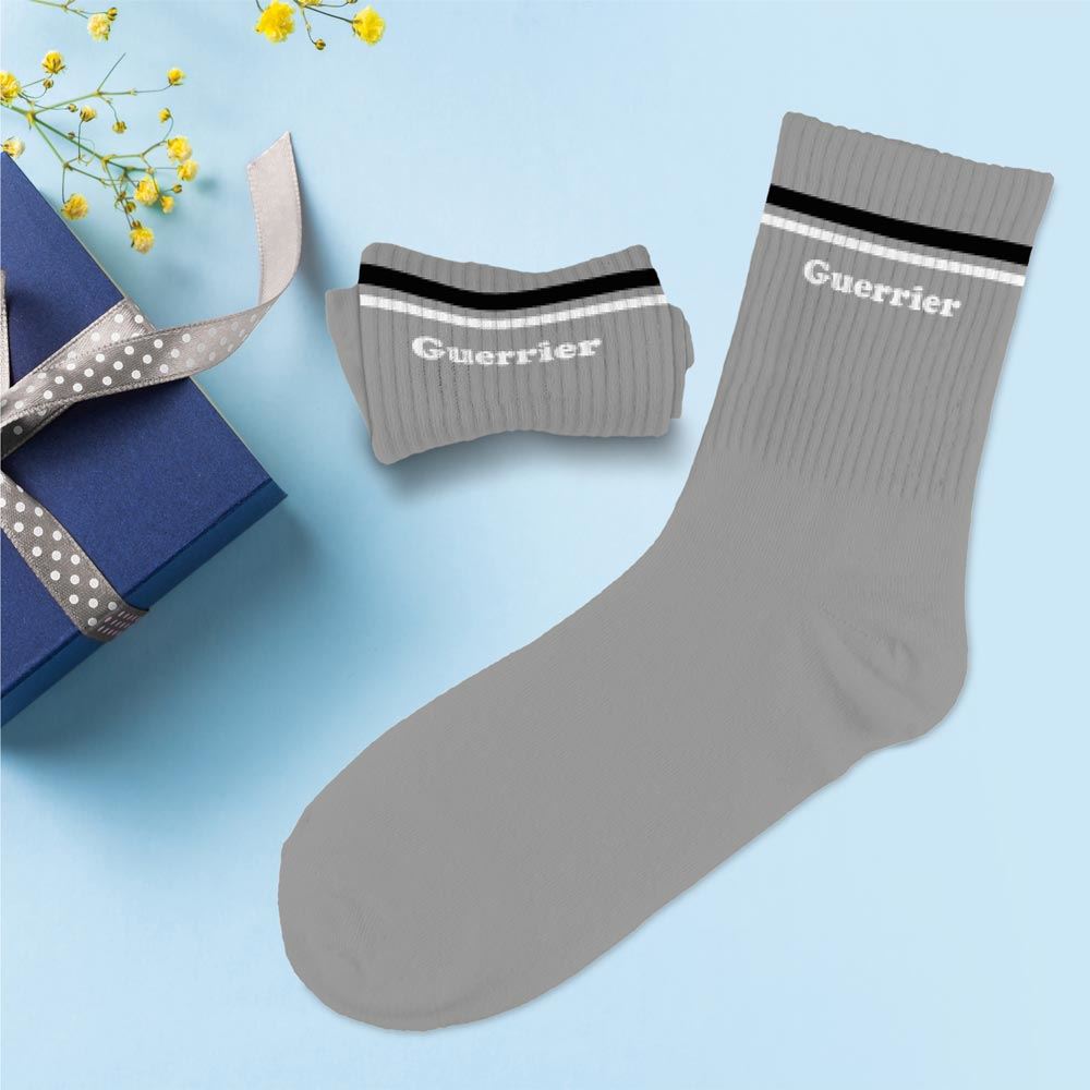 Relevez tous les défis avec les Chaussettes Homme "Guerrier" ! Un design gris sobre, un confort sportswear et un message brodé affirmé. Le cadeau parfait pour les hommes de caractère.