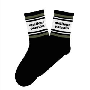 Paire de chaussettes hautes noires pour homme avec une large bande blanche portant l'inscription "meilleur parrain" en noir, encadrée par des rayures kaki et noires.