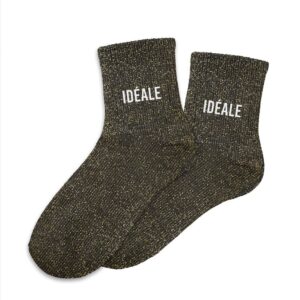 Paire de chaussettes noires scintillantes avec des paillettes dorées et l'inscription "IDÉALE" en lettres blanches