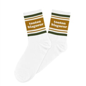 Paire de chaussettes hautes blanches pour homme présentant une large bande ocre avec l'inscription "tonton blagueur" et des fines rayures vertes