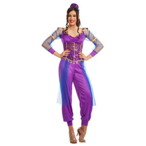 Femme souriante portant un déguisement de princesse arabe violet et bleu composé d'un haut à paillettes, d'un pantalon bouffant, de manches en voile transparent et d'une coiffe assortie.