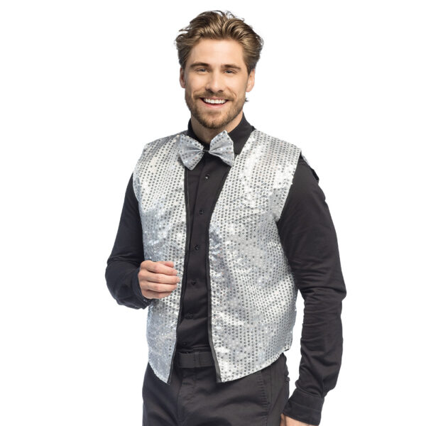 Mettez des paillettes dans votre vie avec le Gilet à sequin argent et son nœud papillon assorti. Un ensemble festif et scintillant indispensable pour vos soirées Disco et réveillons !