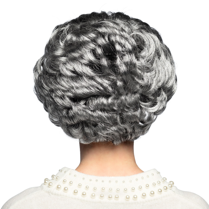Portrait d'une femme portant une perruque grise volumineuse avec une coiffure crantée rétro, complétée par des boucles d'oreilles en perles et un haut blanc orné de perles."