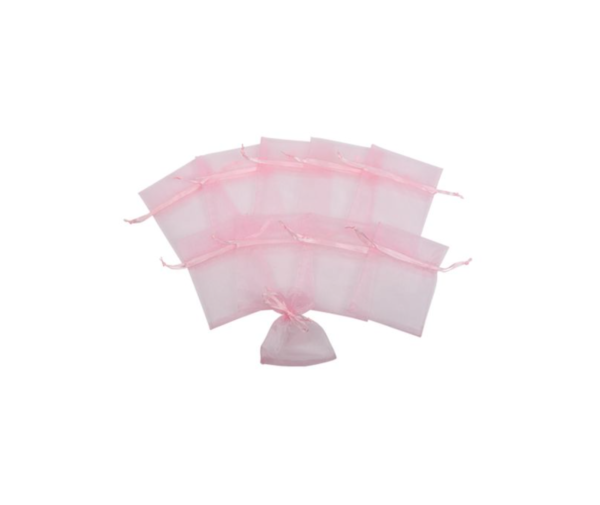 Sublimatez vos cadeaux avec ce lot de 10 sachets en organza roses. Fermeture par ruban satiné. Idéal pour dragées, bijoux et cadeaux d'invités lors de mariages ou fêtes.