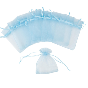 Sublimatez vos cadeaux avec ce lot de 10 sachets en organza bleus. Fermeture par ruban satiné. Idéal pour dragées, bijoux et cadeaux d'invités lors de mariages ou fêtes.