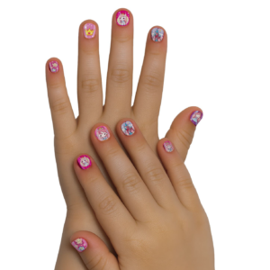 Offrez une manucure royale avec les 12 Faux Ongles Enfant motifs Princesses ! Pose facile sans colle. Designs châteaux, licornes et couronnes pour un look de conte de fées.