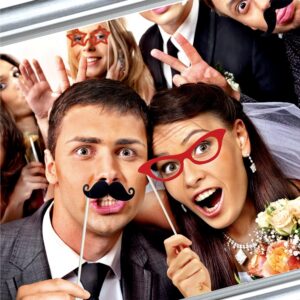 Animez vos événements avec le Pack Accessoires Photo Booth ! 17 éléments sur tige (lunettes, moustaches, couronnes) pour des photos de mariage et de fête délirantes.