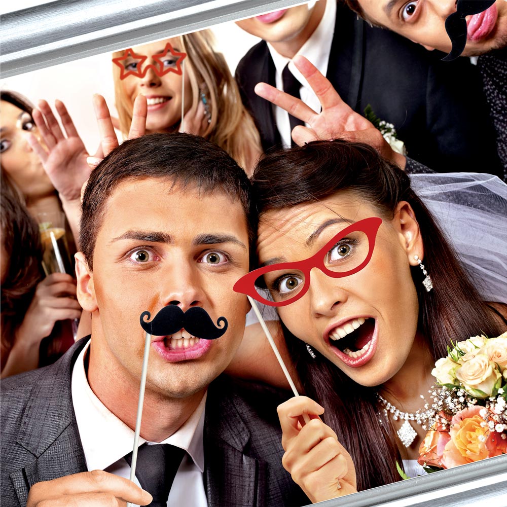 Animez vos événements avec le Pack Accessoires Photo Booth ! 17 éléments sur tige (lunettes, moustaches, couronnes) pour des photos de mariage et de fête délirantes.