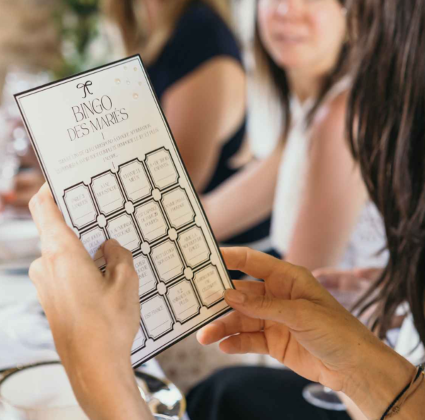 Animez votre réception avec le Jeu de Bingo des Mariés ! Une activité fun et élégante pour inciter vos invités à se rencontrer et à partager des anecdotes.