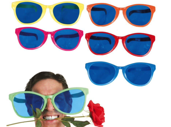 Misez sur l'humour avec nos Lunettes Géantes ! Format XXL, verres bleus et montures flashy. L'accessoire indispensable pour vos photobooths et carnavals.