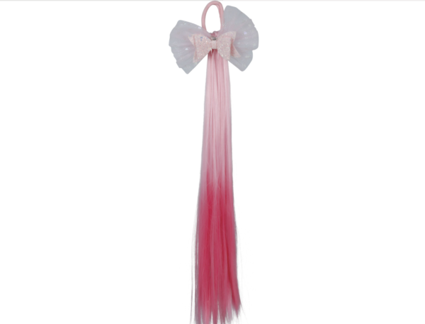 Adoptez un look féerique avec la Mèche Rose à Nœud ! Dégradé rose ombré, tulle pailleté et fixation facile par élastique. L'accessoire coiffure idéal pour briller.
