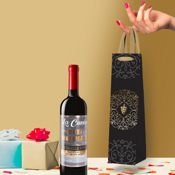 Sublimez vos bouteilles avec cette Pochette Cadeau noire et dorée ! Design raffiné avec grappe de vin effet or. Hauteur 39 cm. L'emballage idéal pour vos cadeaux d'exception.