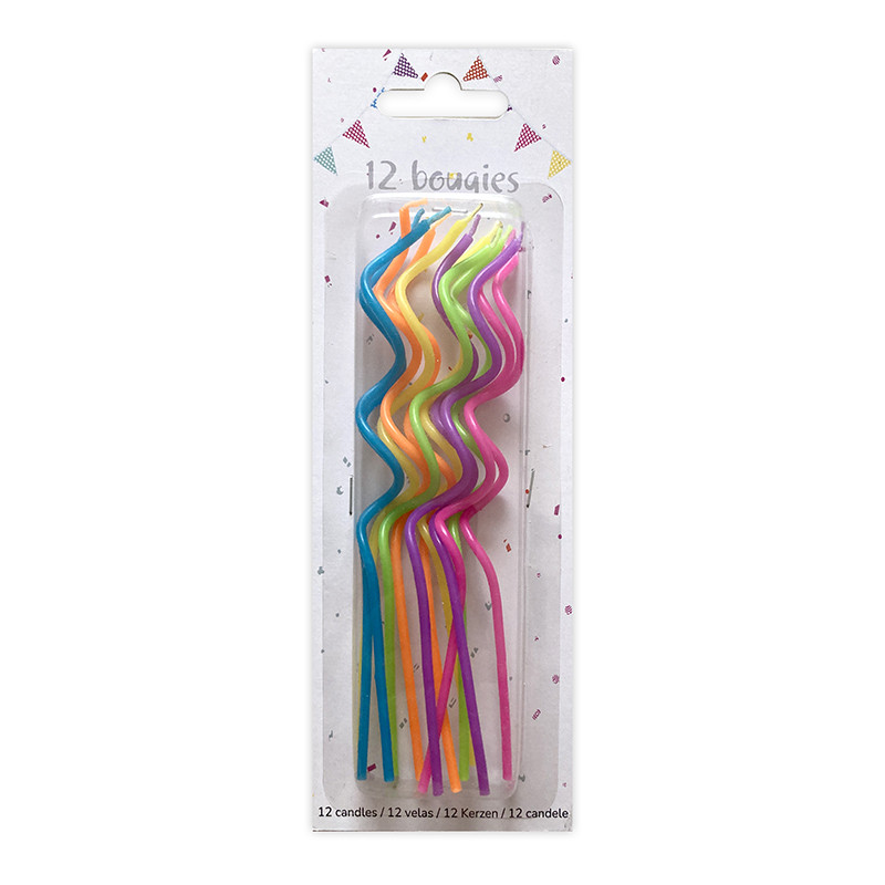 Emballage blister blanc contenant 12 bougies d'anniversaire en forme de vagues ou de spirales. Les bougies sont de différentes couleurs vives : deux bleues, deux orange, deux jaunes, deux vertes, deux violettes et deux roses. Le haut de l'emballage est décoré de petites guirlandes de fanions colorés.