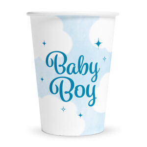 Gobelet en carton bleu ciel avec des motifs de nuages blancs. Le texte "Baby Boy" est écrit verticalement en bleu foncé au centre du gobelet, décoré de petites étoiles bleues à quatre branches.