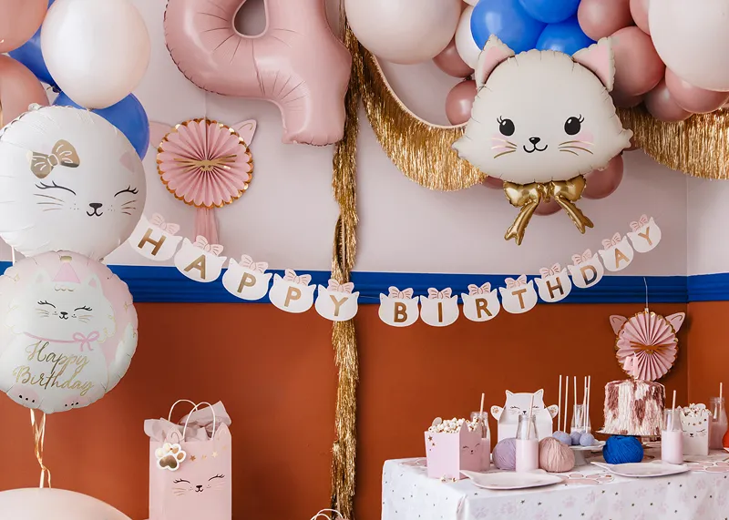 Ajoutez une touche de chic et de mignonnerie avec notre Ballon Tête de Chat géant de 61 cm ! Un design adorable avec nœud papillon doré intégré, parfait pour les anniversaires d'enfants, baby showers et fêtes félines. Haute qualité aluminium pour une longue tenue.