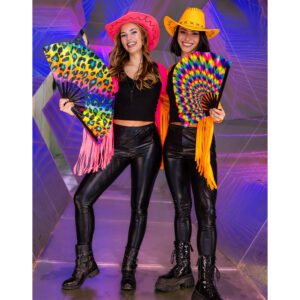 Boostez votre tenue de fête avec notre Boléro à franges disponible en Rose ou Vert ! Réactif aux UV, cet accessoire dynamique est idéal pour les festivals. Choix du coloris en magasin.