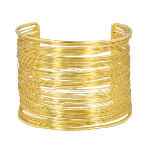 Devenez une icône de l'Égypte antique avec le Bracelet Néfertari doré. Une manchette large et étincelante, idéale pour compléter votre déguisement de Cléopâtre ou de reine du Nil.