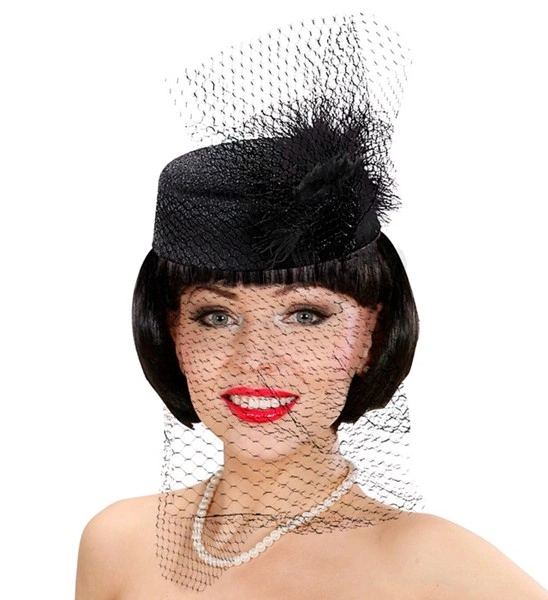 Complétez votre déguisement gothique avec notre Chapeau de Veuve Noir. Un bibi élégant avec voilette et plumes, idéal pour Halloween et les soirées à thème mystérieuses.