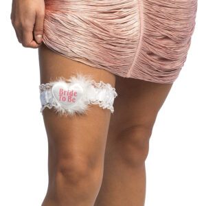 Sublimez la future mariée avec notre Jarretière "Bride To Be". Dentelle, plumes et cœur satiné : l'accessoire indispensable pour un EVJF chic ou un mariage mémorable !