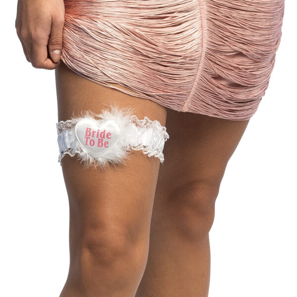 Sublimez la future mariée avec notre Jarretière "Bride To Be". Dentelle, plumes et cœur satiné : l'accessoire indispensable pour un EVJF chic ou un mariage mémorable !