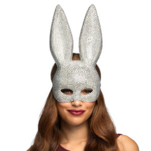 Devenez la star de la soirée avec notre Masque de Lapin Diamants. Un accessoire de luxe recouvert de strass pour vos bals masqués, soirées à thème ou une fête de Pâques ultra-glamour.