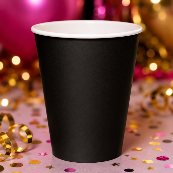 Illuminez votre table de fête avec ce lot de 8 gobelets en carton noirs ornés d'étoiles dorées. Parfaits pour un anniversaire chic, le Nouvel An ou une soirée à thème !