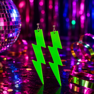 Électrisez votre style avec les boucles d'oreilles pendantes "Flash" ! Un design d'éclair néon XXL parfait pour une soirée disco ou années 80. Choix du coloris en magasin.