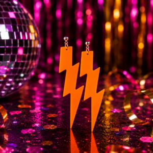 Électrisez votre style avec les boucles d'oreilles pendantes "Flash" ! Un design d'éclair néon XXL parfait pour une soirée disco ou années 80. Choix du coloris en magasin.