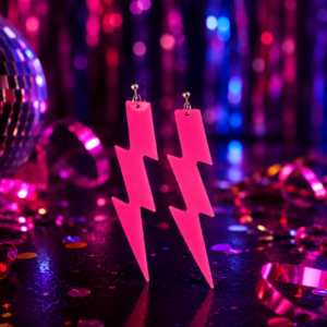 Électrisez votre style avec les boucles d'oreilles pendantes "Flash" ! Un design d'éclair néon XXL parfait pour une soirée disco ou années 80. Choix du coloris en magasin.