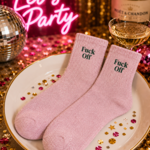 Osez le contraste avec les chaussettes paillettes "Fuck Off" ! Un design rose pastel étincelant combiné à un message brodé audacieux pour un style unique et plein d'humour.