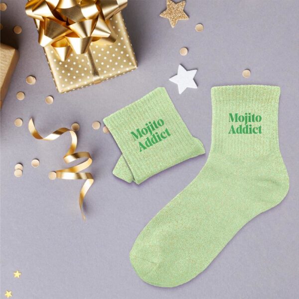 Affichez votre passion avec les chaussettes paillettes "Mojito Addict" ! Un accessoire scintillant vert et gris, parfait pour offrir ou pour briller avec humour en soirée.
