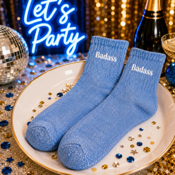 Affichez votre force avec les chaussettes paillettes "Badass" ! Un design bleu jean scintillant et un message brodé audacieux pour un look de caractère irrésistible.