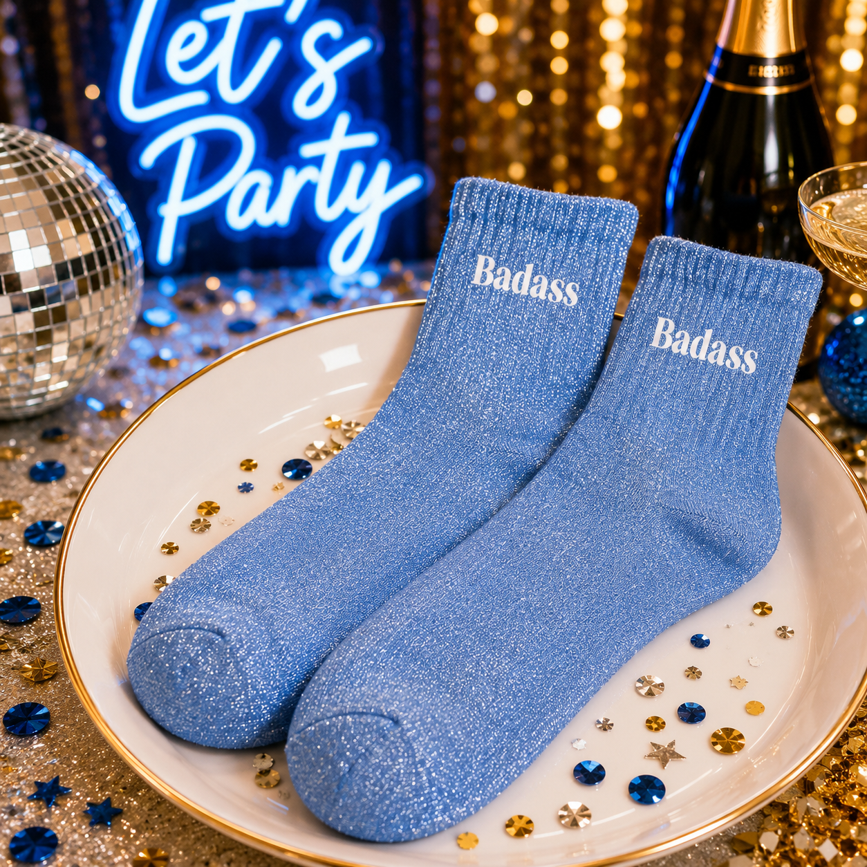 Affichez votre force avec les chaussettes paillettes "Badass" ! Un design bleu jean scintillant et un message brodé audacieux pour un look de caractère irrésistible.