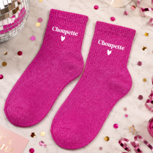 Craquez pour les chaussettes paillettes "Choupette" ! Un design rose fuchsia scintillant avec une broderie cœur blanche adorable pour un look ultra-girly et confortable.