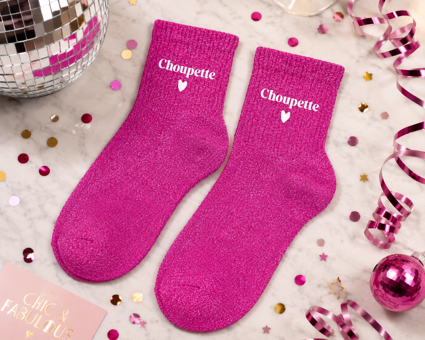 Craquez pour les chaussettes paillettes "Choupette" ! Un design rose fuchsia scintillant avec une broderie cœur blanche adorable pour un look ultra-girly et confortable.