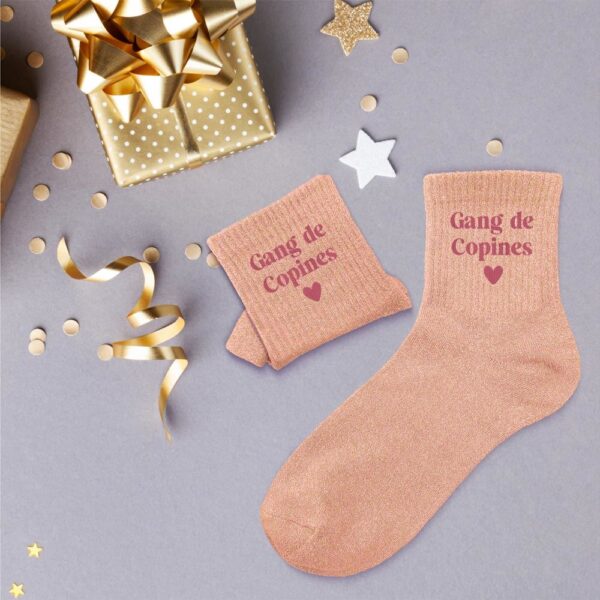 Brillez avec vos amies grâce aux chaussettes paillettes "Gang de Copines" ! Un accessoire fun et scintillant avec des touches rose fuchsia, idéal pour un cadeau ou un EVJF.