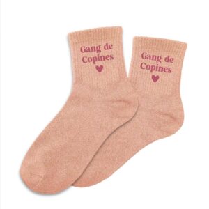 Brillez avec vos amies grâce aux chaussettes paillettes "Gang de Copines" ! Un accessoire fun et scintillant avec des touches rose fuchsia, idéal pour un cadeau ou un EVJF.