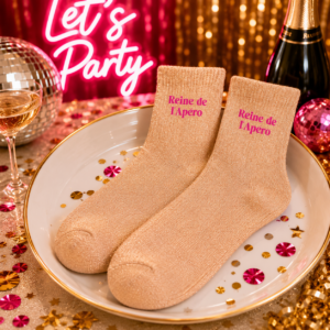 Offrez le cadeau idéal avec les chaussettes paillettes "Reine de l'Apéro" ! Un design doré étincelant et un message fuchsia fun pour célébrer les moments partagés.