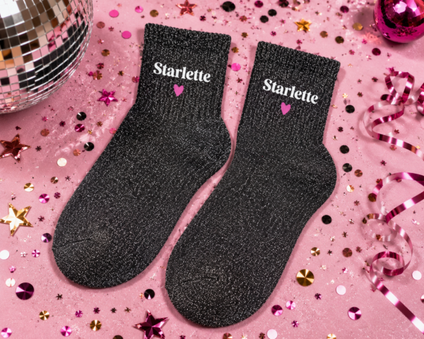 Révélez la célébrité qui sommeille en vous avec les chaussettes paillettes "Starlette" ! Design noir et argent étincelant avec broderie cœur fuchsia pour un style ultra-chic.