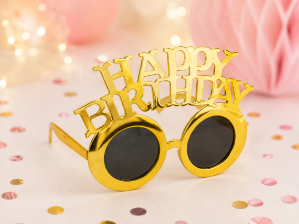 Craquez pour ces lunettes Happy Birthday dorées, l'accessoire idéal pour un anniversaire, une soirée ou un photobooth. Parfaites pour réaliser des photos originales et festives !
