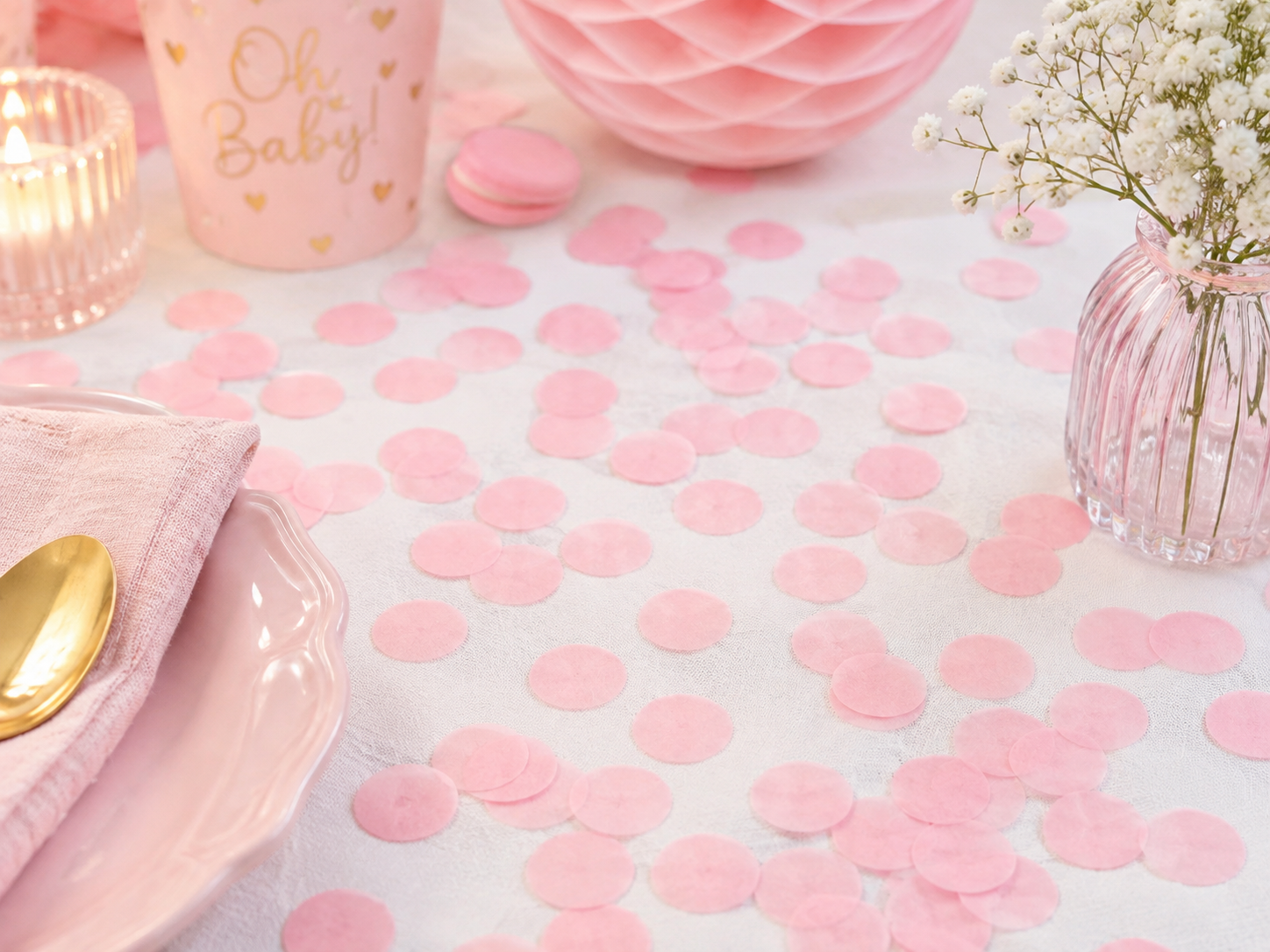 Décorez votre table avec ces confettis ronds rose clair. Une décoration pastel idéale pour une baby shower, un baptême, un anniversaire ou une fête.