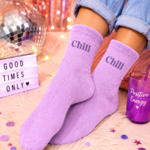 Craquez pour les chaussettes paillettes "Chill" en taille 36-42. Un design lilas scintillant et un confort ultra-doux, idéal pour vos moments de détente stylés !
