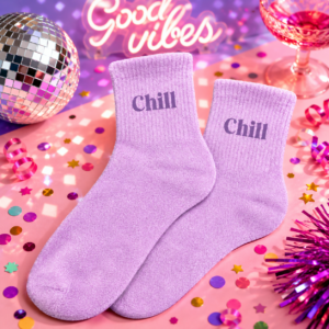 Craquez pour les chaussettes paillettes "Chill" en taille 36-42. Un design lilas scintillant et un confort ultra-doux, idéal pour vos moments de détente stylés !